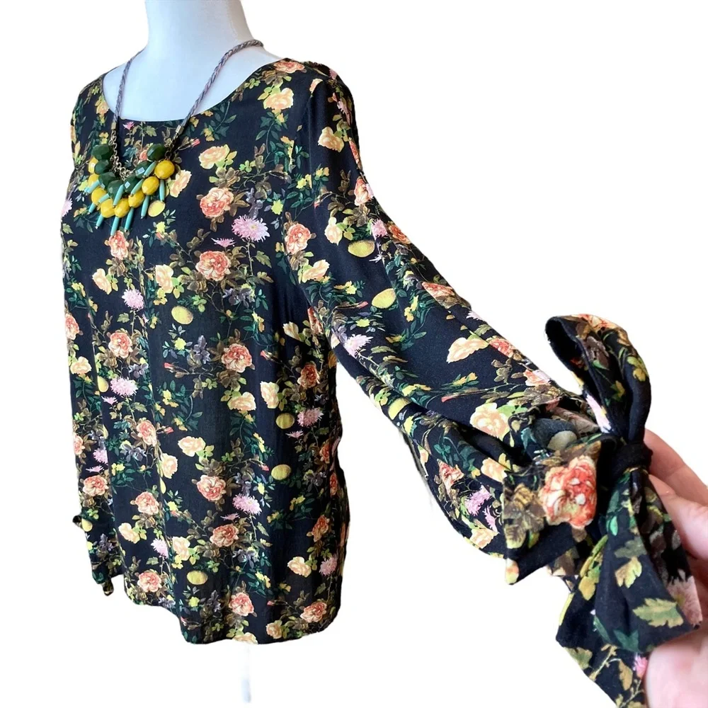 Banana Republic Women’s long sleeve black floral top, Sz M